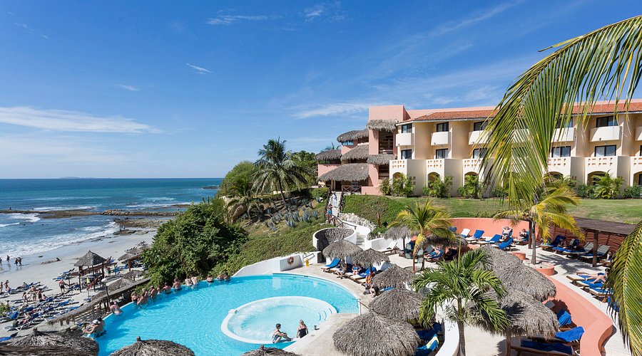 Grand Palladium Vallarta Resort & Spa family-friendly all-inclusive with expansive pools, waterpark, and beachfront setting in Riviera Nayarit.